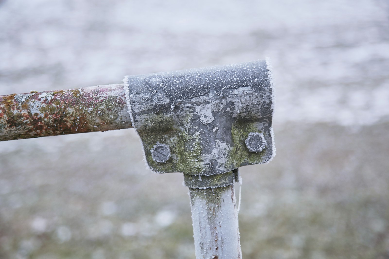 Wasserleitung im Garten winterfest machen: innen absperren, außen entleeren, Hahn offen lassen