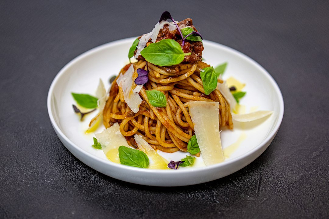 Spaghetti mit Parmesan und Basilikum: Schwarzer Knoblauch gibt Pasta eine süßlich herzhafte Tiefe.