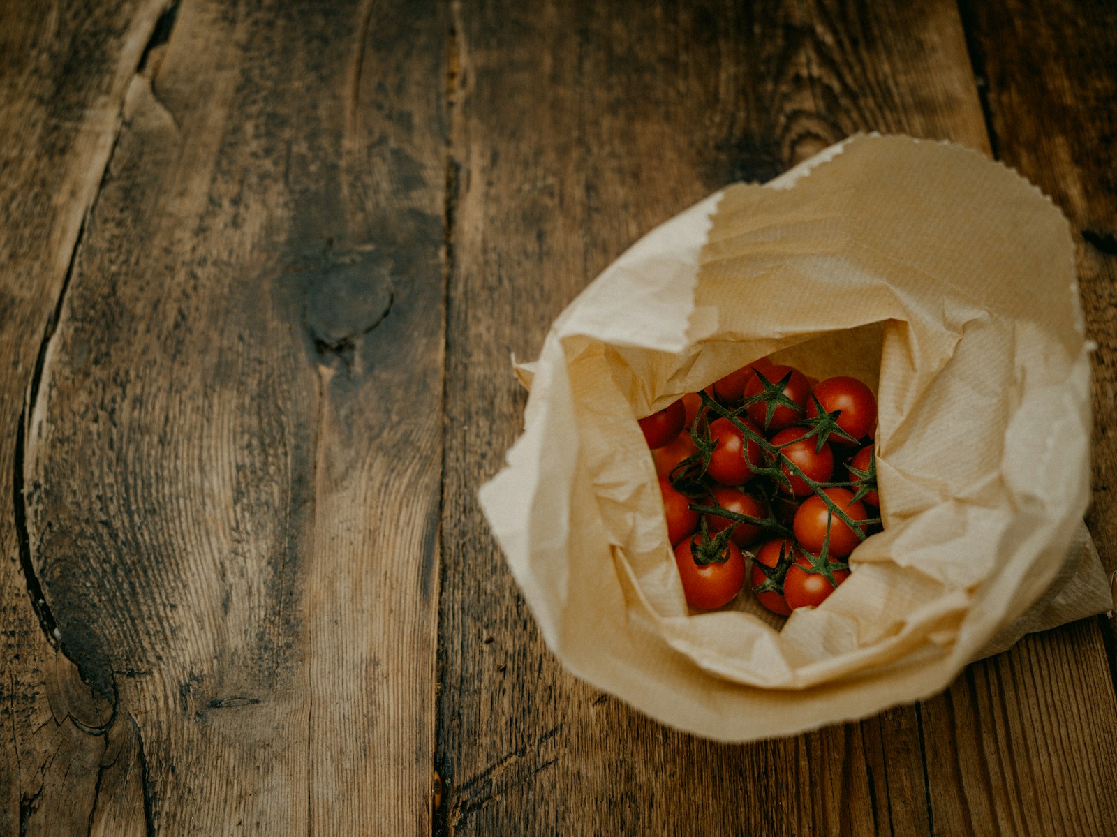 Tomaten in einer offenen Papiertüte. Foto: Annie Spratt / Unsplash.